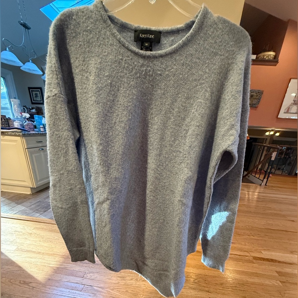 Karen Kane Light Gray Crewneck Sweater (M) – Soft Cozy Knit Classic